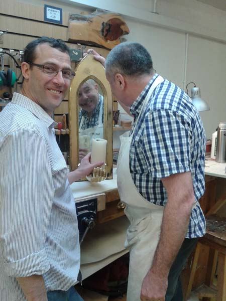 Many of the students make gilded mirrors. rror. 